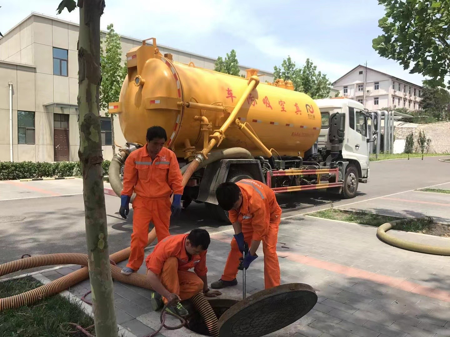 青田管道疏通车停在窨井附近