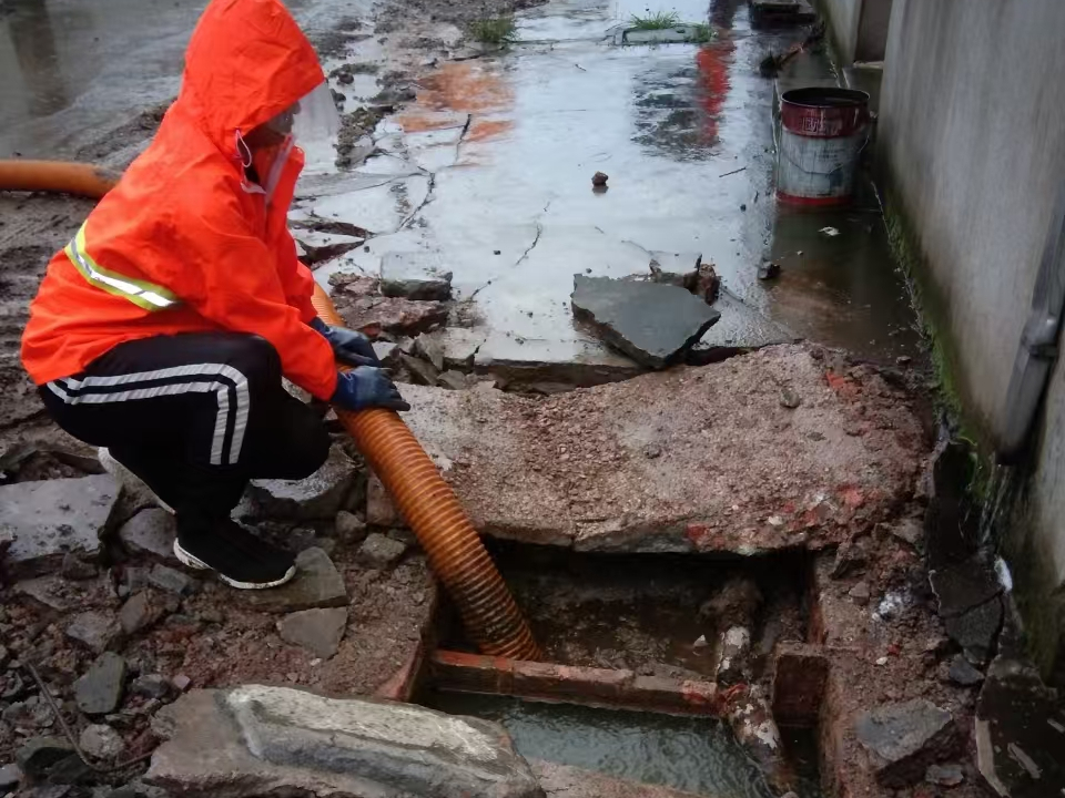 青田专业清理污水池 炜誉市政以规范流程守护城市 “肠道”